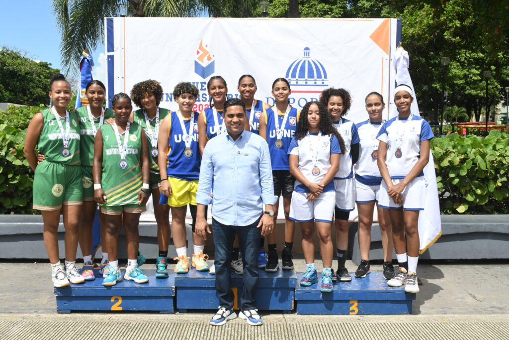 El ministro de Deportes, Kelvin Cruz, junto a las medallistas del baloncesto 3X3 femenino de los Juegos Deportivos Universitarios. UCNE ganó oro, UNAPEC plata y UTECO bronce.