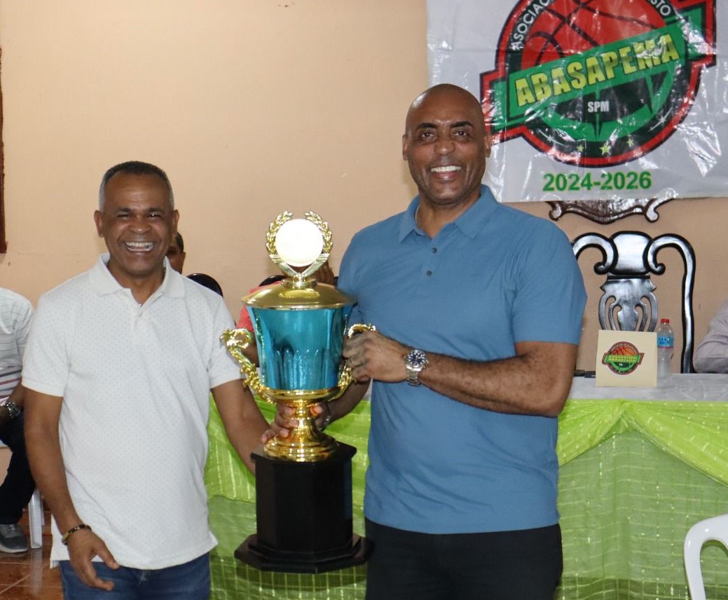 Pedro Vásquez, presidente del Comité Organizador del TBS-SPM 2025, Fausto Paulino, presidente de la Abasapema, con la Copa BanReservas.
