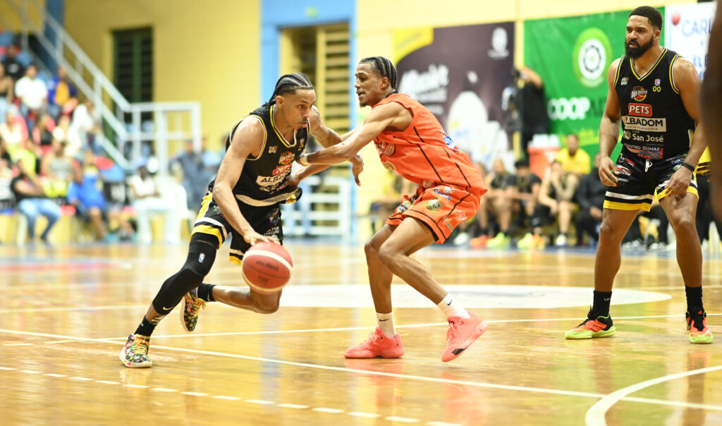 Jonathan Bello del Don Bosco en una acción ante Mafry Sánchez del José Horacio (1)