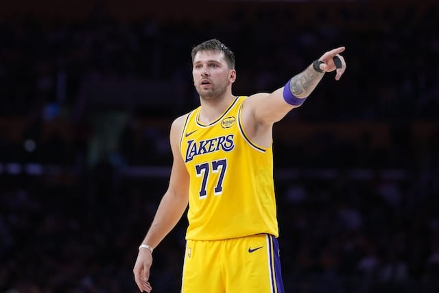 El jugador estelar de Los Ángeles Lakers, Luka Doncic (77), estará fuera de acción. (Foto: Kirby Lee-Imagn Images)