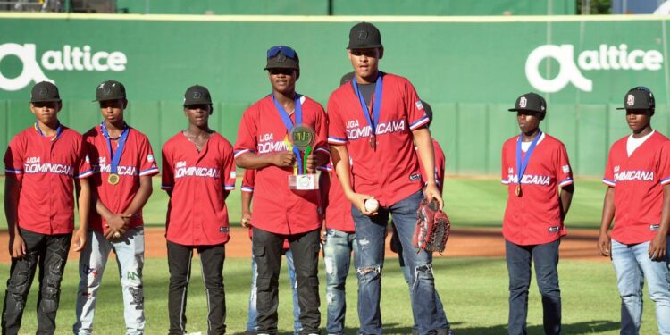Leones del Escogido rindieron homenaje este sábado al equipo dominicano de la Serie del Caribe Kids que obtuvo en julio pasado el bicampeonato del evento en Venezuela.
