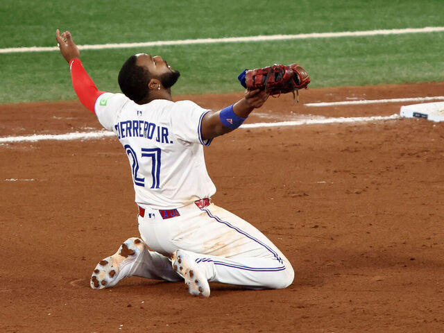 El dominicano Vladimir Guerrero Jr recibe la distinción de jugador más valioso de la Serie de Campeonato de la Liga Americana.