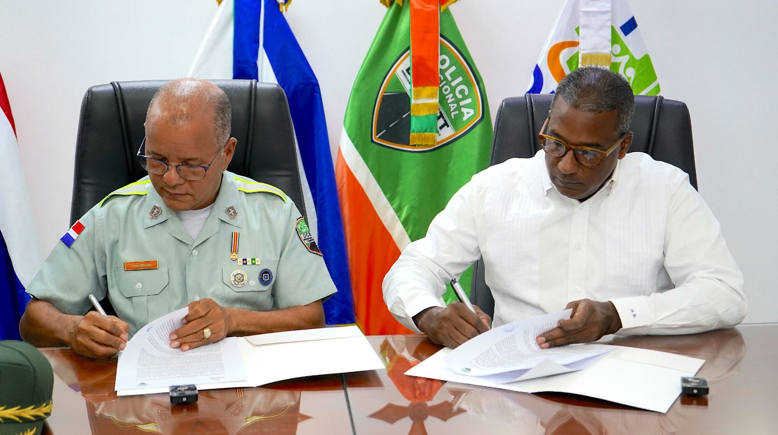 El acuerdo fue rubricado por el director general de la Digesett, general Pascual Cruz Méndez, P.N., y el director ejecutivo del Idoppril, Agustín Burgos