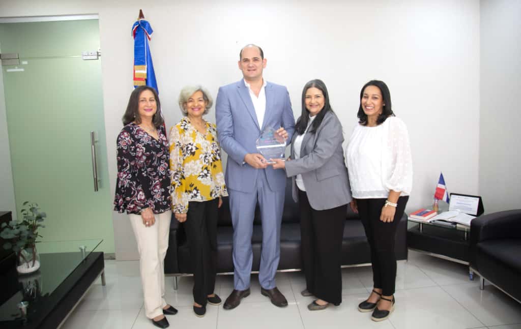 Adolfo Pérez, ex director de Promese/Cal recibe reconocimiento