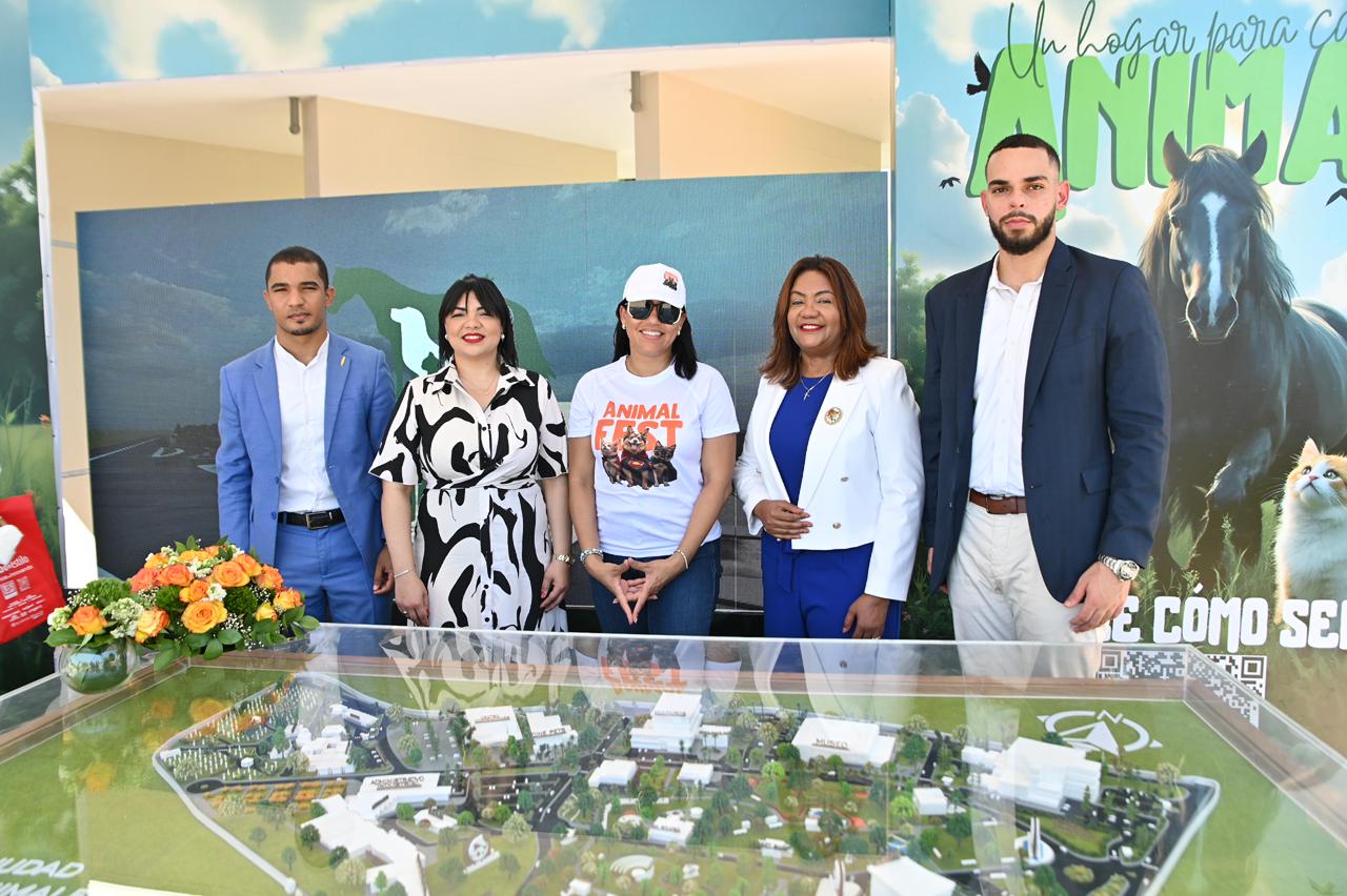 Imtegrantes del Consejo de Defensa de los Animales