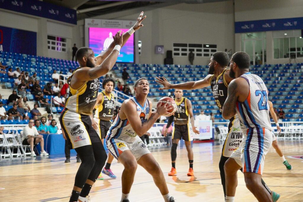 Kelvin Ramirez, del club Los Prados, en una ofensiva defendido por Jonathan Araujo y LJ Figueroa, de Rafael Barias.