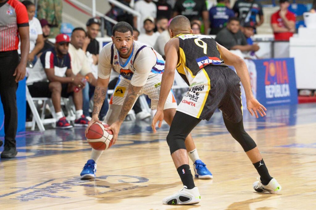 William Cruz, del club Los Prados, es defendido por Roberto Tamarez, de Rafael Barias.