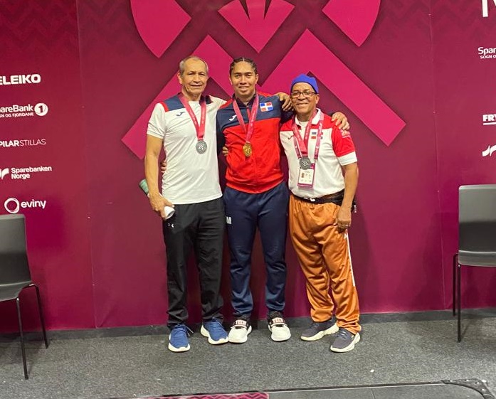Yudelina Mejía junto a sus entrenadores.