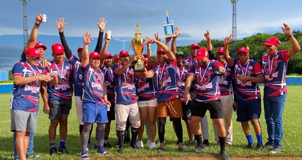 Monarcas 2015 ganan el XIV torneo de softbol de Oficiales Académicos de las FFAA y la PN