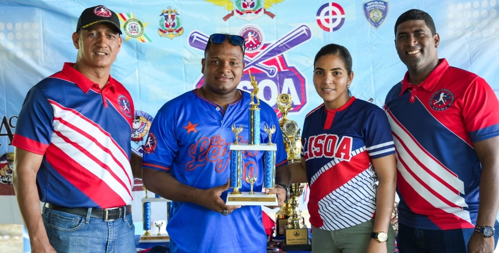 El Mayor Argenis Beltré, ERD (Legionarios 2007), fue el Jugador Más Valioso en la ronda regular del torneo de la Liga de Oficiales Académicos (Liosa), en su versión 2025, segundo desde la izquierda. Entregan el teniente coronel Danny Batista, ERD. la teniente Marianny Tamarez, PN y el capital Luis Guzmán, FARD., directivos de Lisoa.