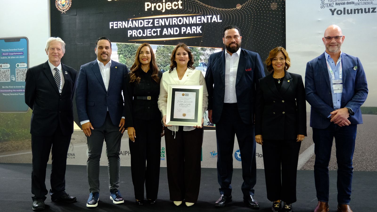 El premio fue entregado en Estambul por los directivos de World Urban Parks a la delegación dominicana encabezada por Elizabeth Mateo.
