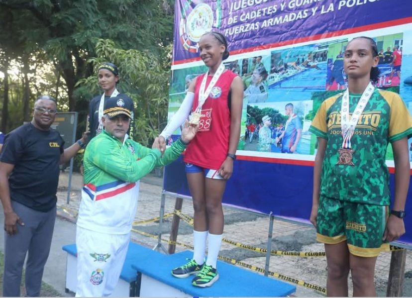 El general José Manuel Durán Infante, del Ejército, y el coronel paracaidista Osvaldo Montero Mena, de la FARD, en la premiación del voleibol junto a los cadetes.