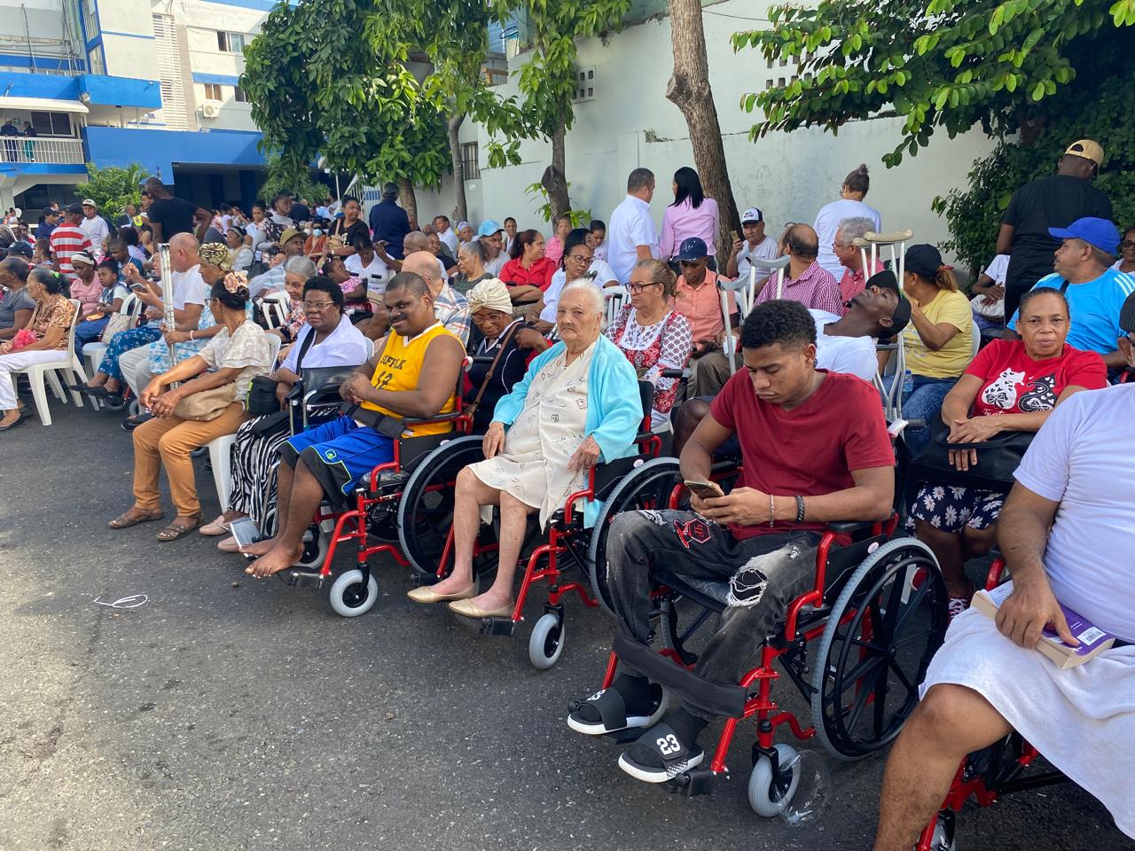 Wheelchair Foundation entrega sillas de ruedas en Cristo Rey