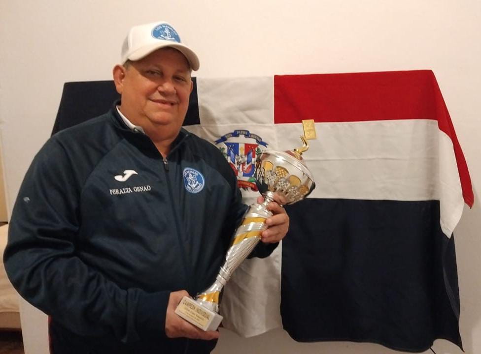 Andrés Peralta, del equipo dominicano Los Navales, sostiene su trofeo que lo acredita como campeón individual en la 12ª edición de la Copa de Dominó Vaqueros de Bayamón, en Puerto Rico.