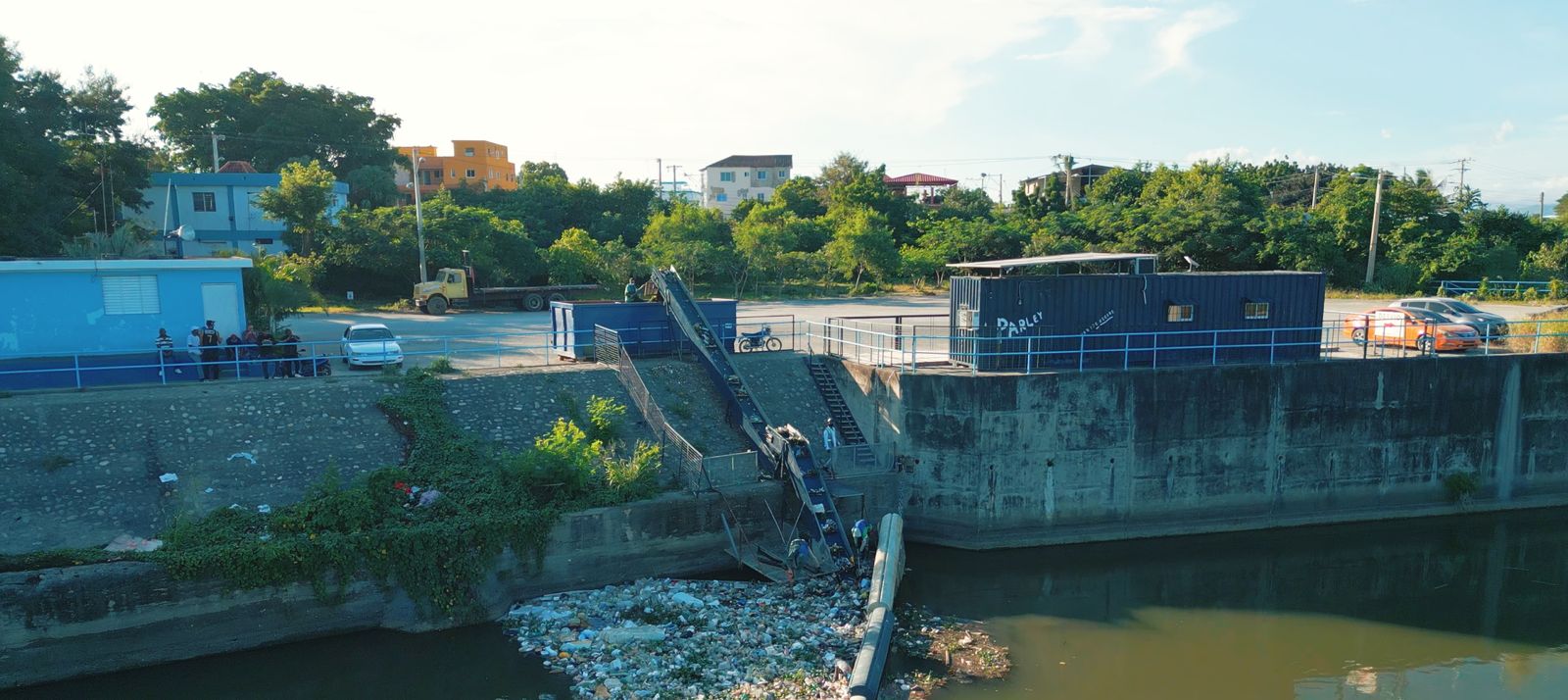 La Barrera Azul, instalada sobre el río Yaque del Norte