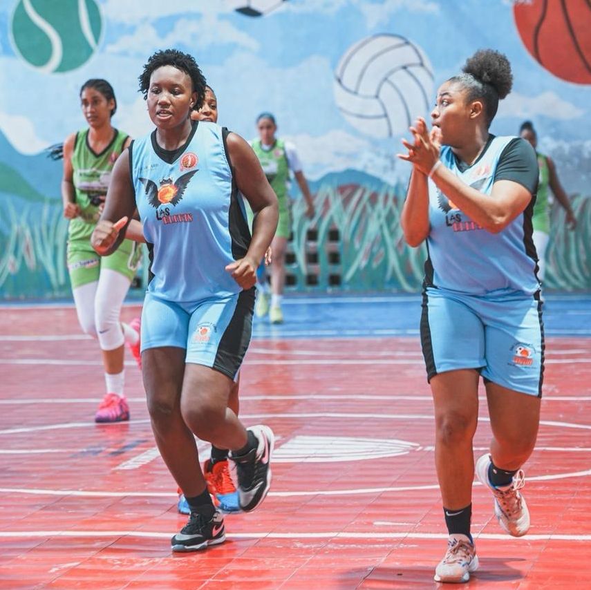 Las Élites de Yamasá extendieron su invicto al ganarle este jueves 79-70 a las Cotorras de Pueblo Nuevo, en la continuación de la serie regular realizada del XII Torneo Nacional de Baloncesto Superior Interclubes Femenino por la “No Violencia de Género”.