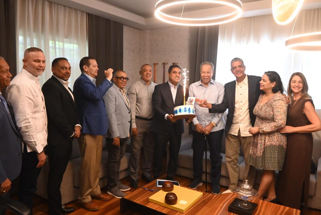 El ministro de deportes, Kelvin Cruz, agasajó a Juan Marichal en sus oficinas en Miderec por su 88 aniversario, premio al anuncio del ganador Juan Soto.