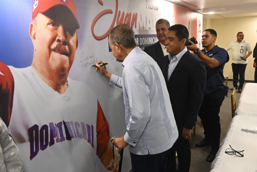 Juan Marichal firma el back panel utilizado en la ceremonia de presentación del premio Juan Marichal 2025.
