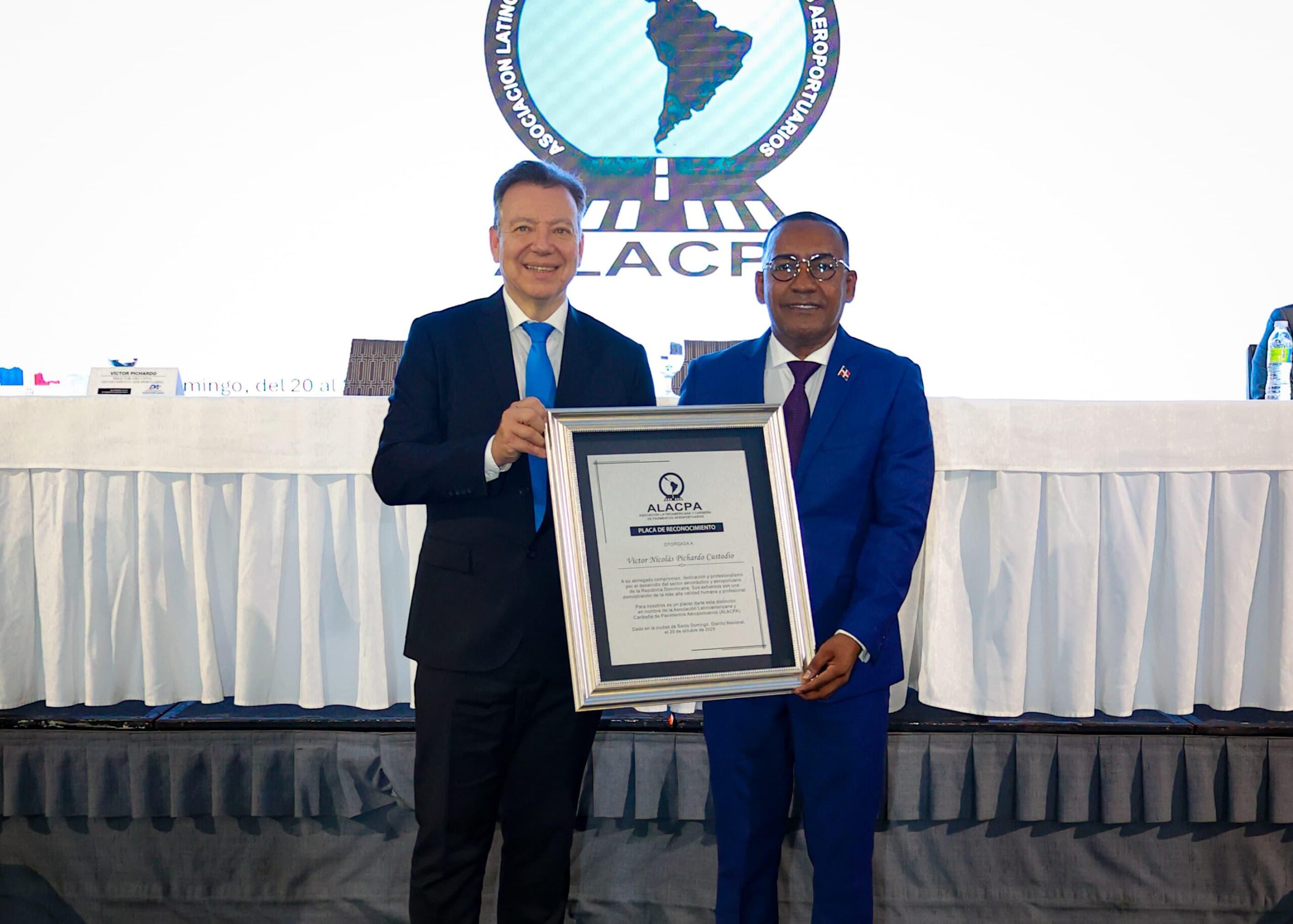 El director del DA recibió una placa de reconocimiento de ALACPA