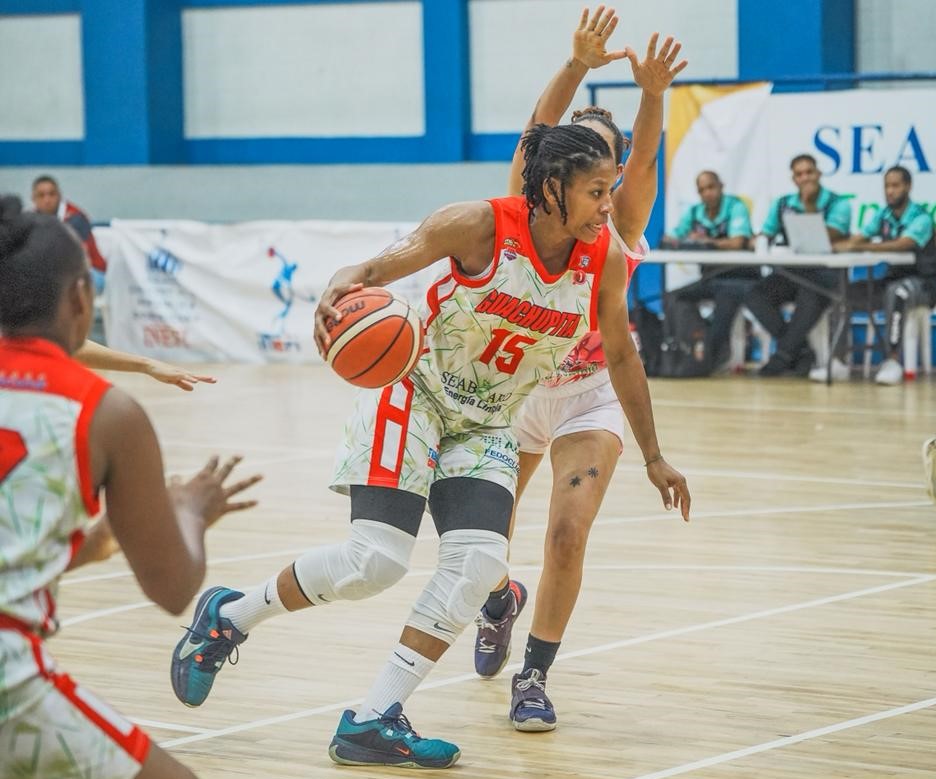 Sugey Monsac, veterana jugadora de las Águilas de Guachupita, en acción en el partido ante las Dinámicas.