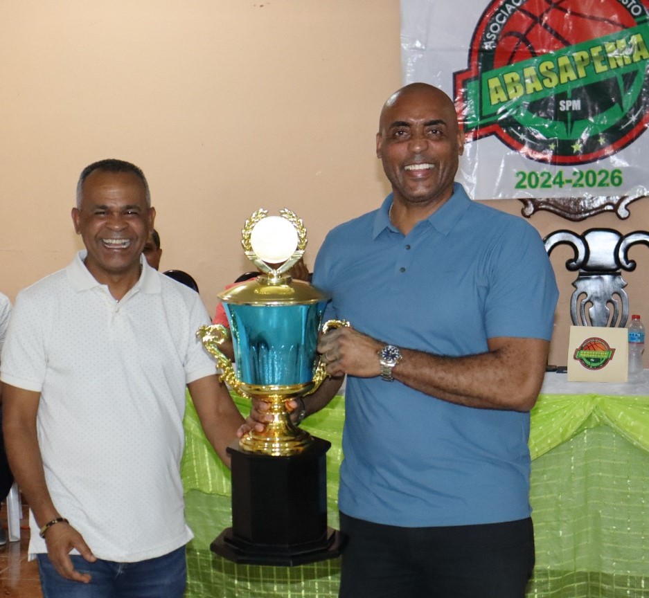 Pedro Vásquez, presidente del Comité Organizador del TBS-SPM 2025, Fausto Paulino, presidente de la Abasapema, presentan la Copa BanReservas.