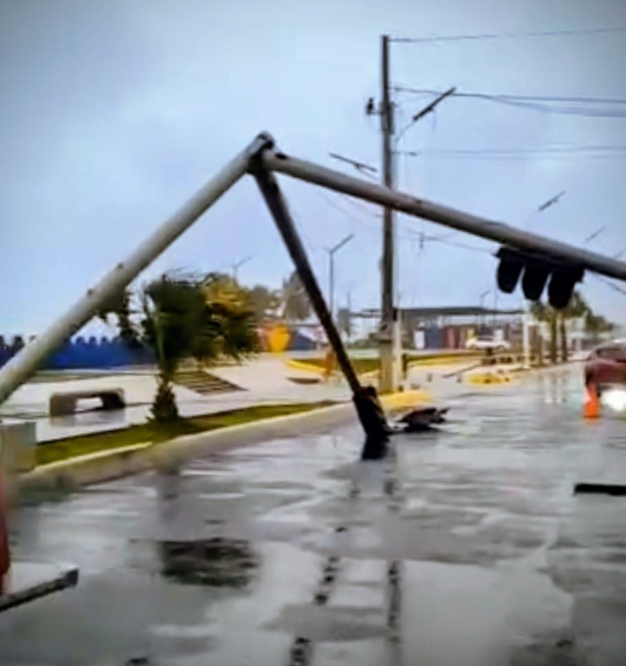 Semáforo colapsado en el Malecón