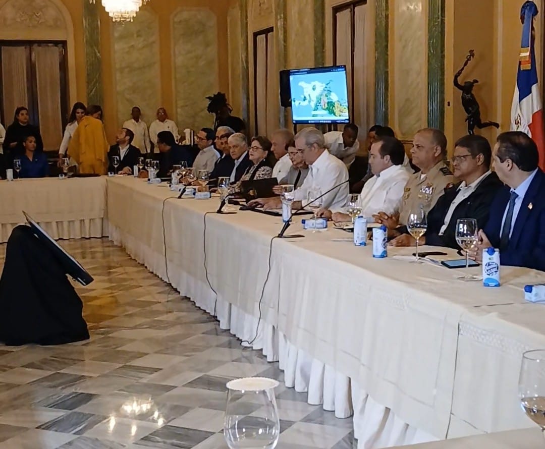 Autoridades se reúnen de emergencia ante posibles efectos de la tormenta Melissa