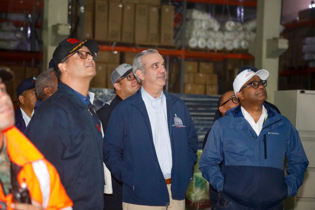 El presidente Luis Abinader observa la demostración de drones del 911 utilizados para el envío de ayuda a comunidades afectadas por la tormenta Melissa.
