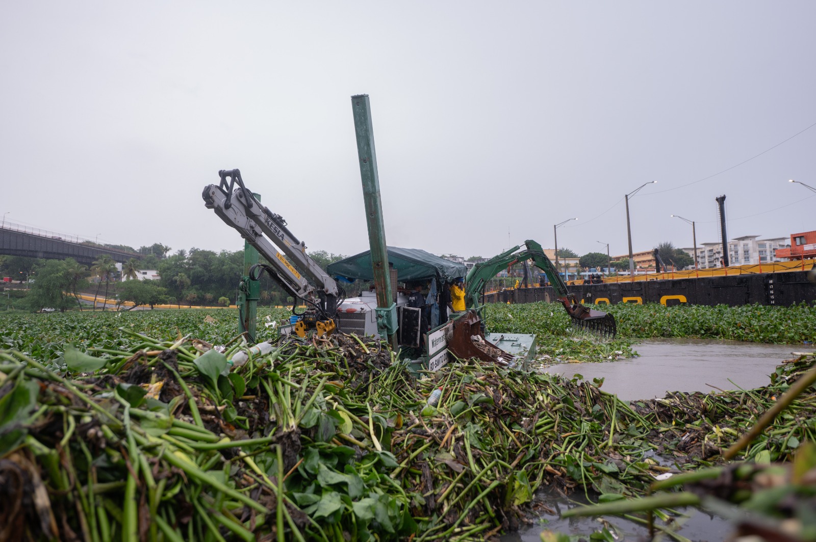 Operación de emergencia en el puente flotante sobre el río Ozama