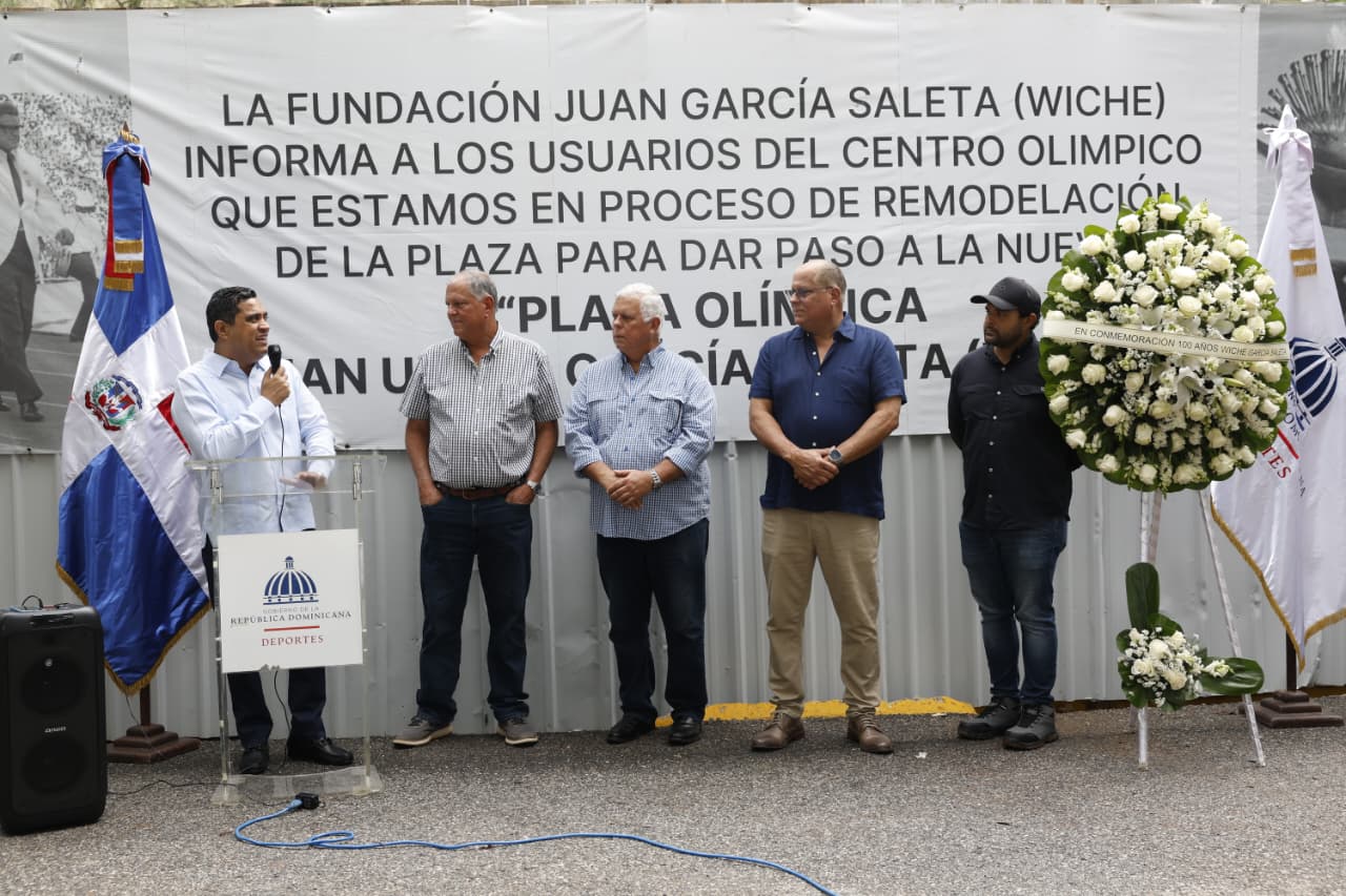 El ministro de Deportes, Kelvin se dirije a los presentes durante el acto de conmemoración del centenario del natalicio de Wiche García Saleta. Le acompañan Juan Antonio, Juan Andrés y Juan Ulises García, hijos de Wiche, junto a Jean Carlos, nieto.