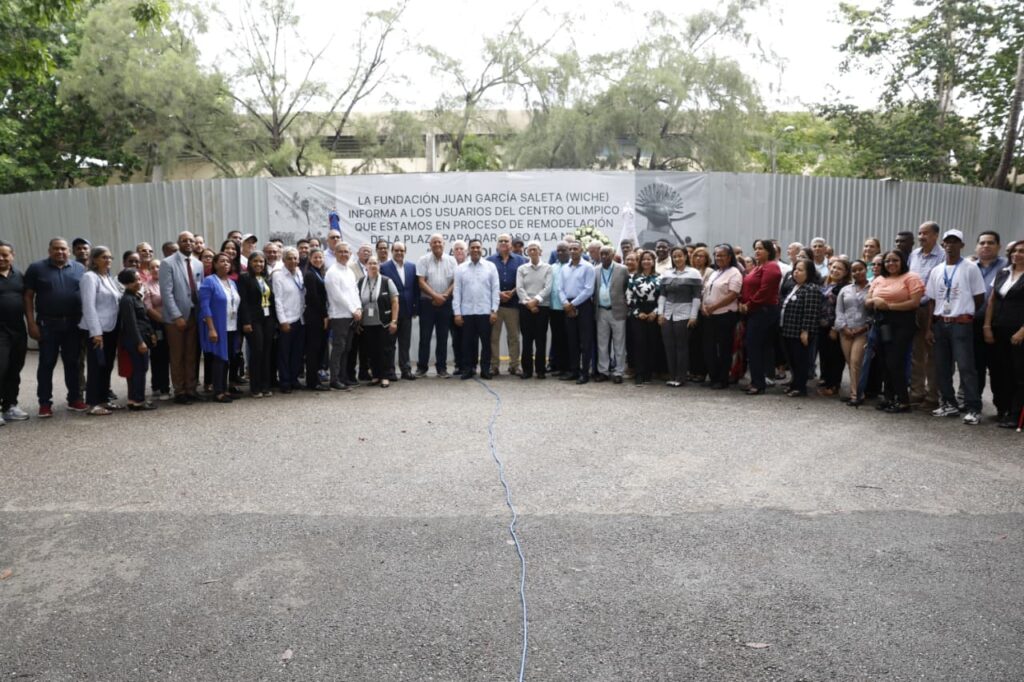 El ministro de Deportes, Kelvin se dirije a los presentes durante el acto de conmemoración del centenario del natalicio de Wiche García Saleta. Le acompañan Juan Antonio, Juan Andrés y Juan Ulises García, hijos de Wiche, junto a Jean Carlos, nieto.