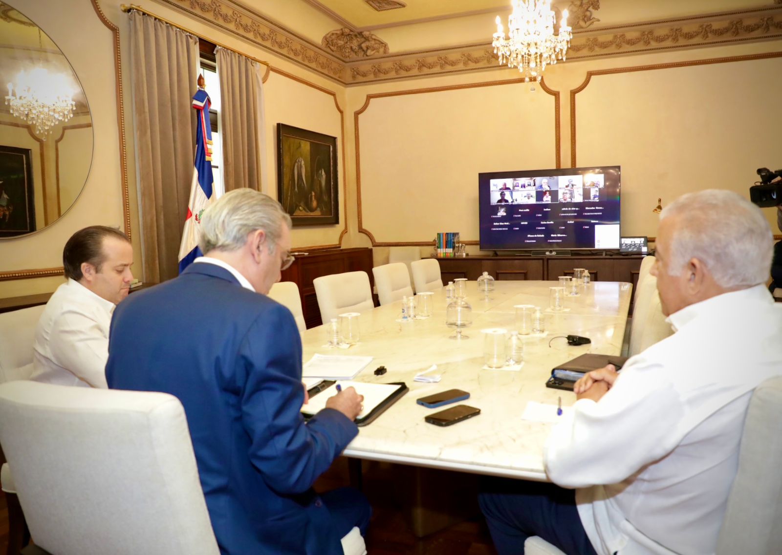 Presidente Abinader encabeza reunión virtual con 15 gobernadoras