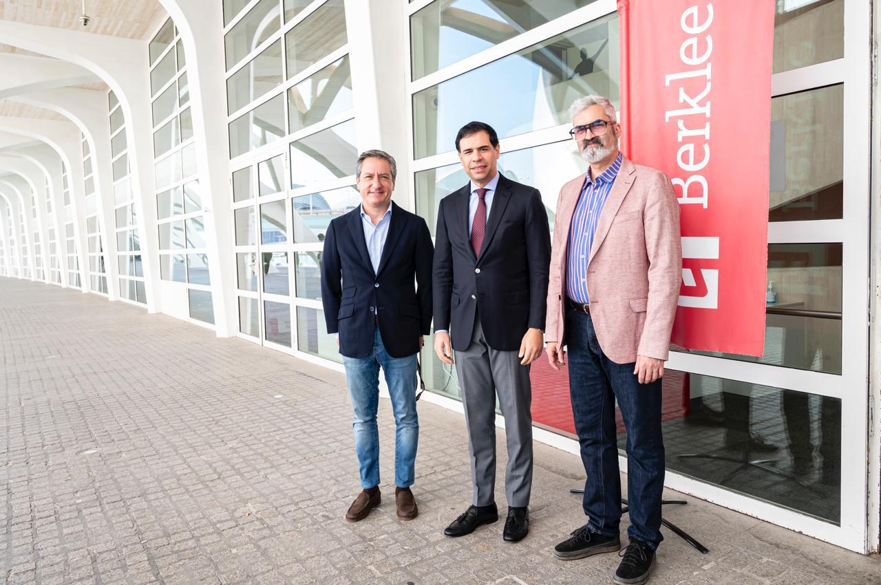 Roberto Ángel Salcedo encabezó el acto de aportación al acervo bibliográfico de la Caja 1535 de la “Caja de las Letras”