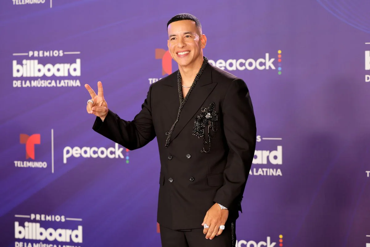 Vuelve a los escenarios “El Big Boss", reaparece imponente en los Latin Billboard 2025