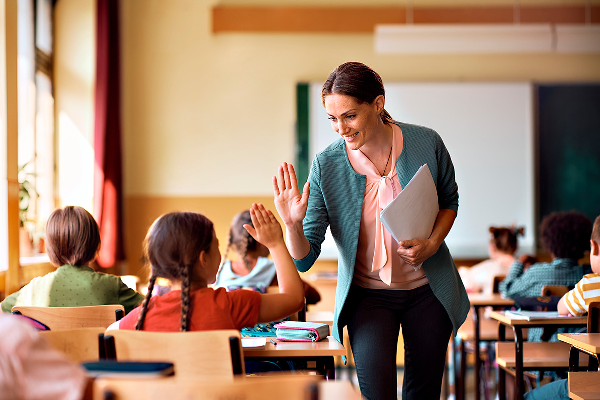 Escuelas de EE. UU. que prohíben uso de celulares tienen resultados óptimos sobre otros centros educativos