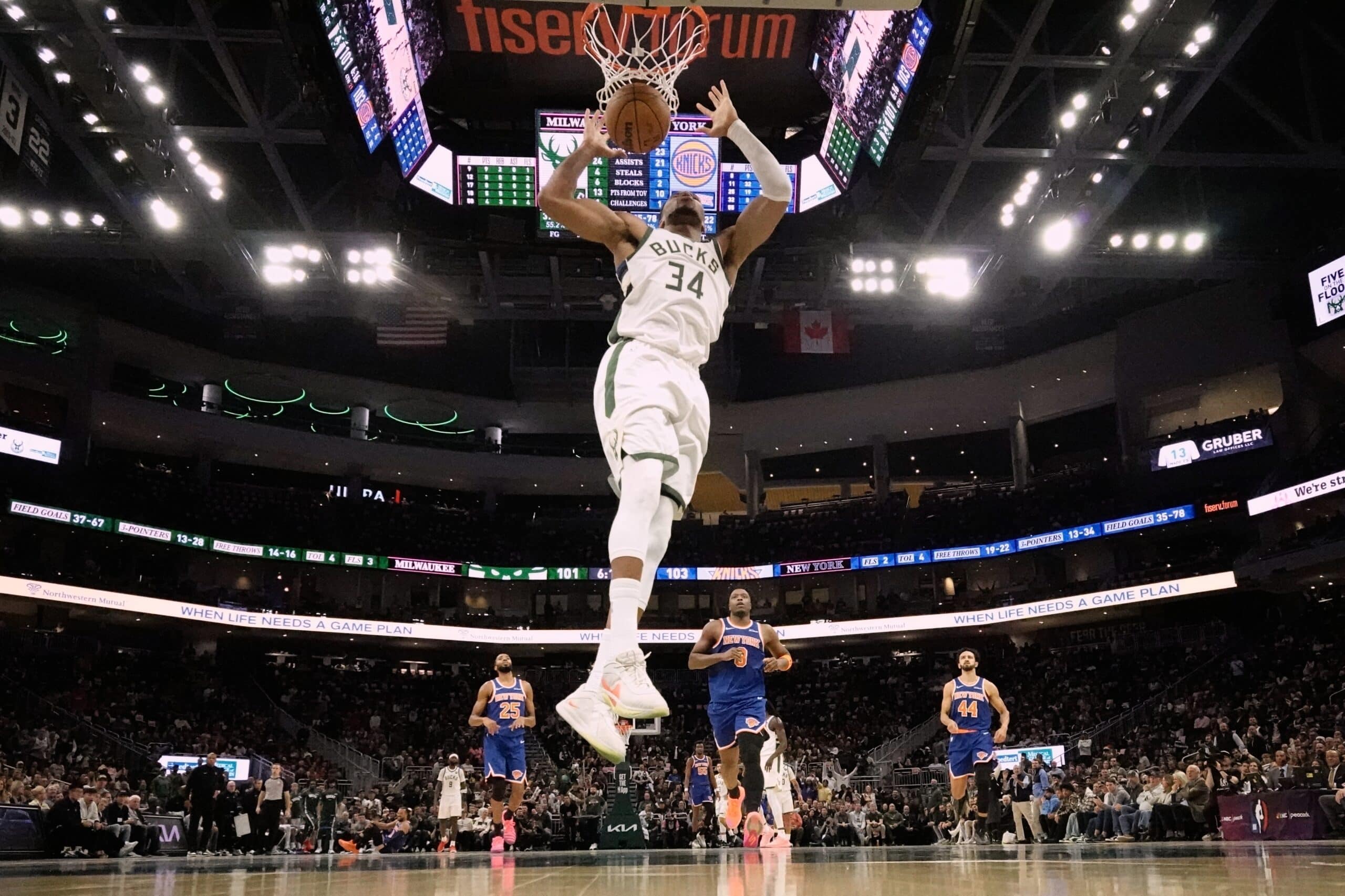 El estelar jugador de Milwaukee Bucks, Giannis Antetokounmpo, donquea durante la segunda mitad del partido frente a los Knicks. (AP Photo/Morry Gash)
