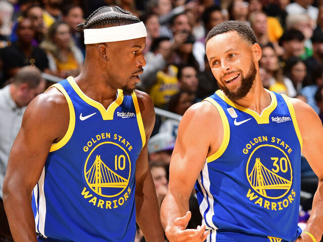 Jimmy Butler (10) y Stepfen Curry (30) de los Warriors de Golden State.