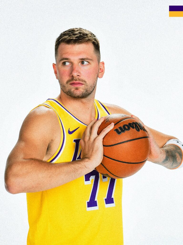 La estrella de Los Angeles Lakers, Luka Doncic, estará de baja aproximadamente una semana debido a un esguince en el dedo izquierdo y una contusión en la parte inferior de la pierna izquierda