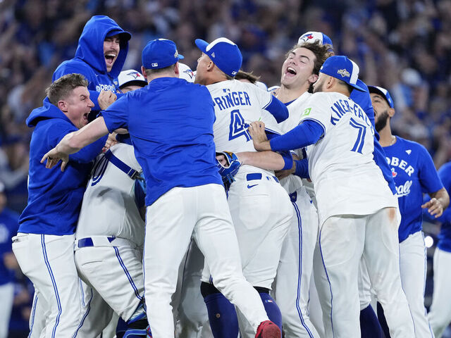 Toronto celebra su avance a la Serie Mundial.