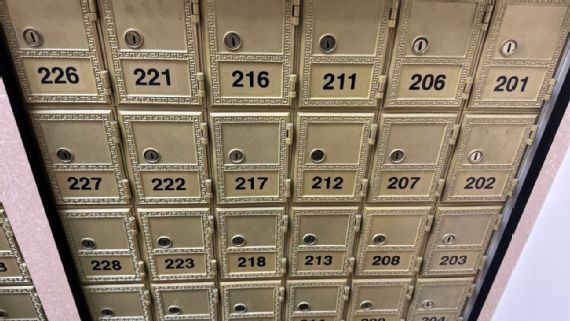 Players Way indica que su sede central se encuentra en 13506 Summerport Village Parkway, Suite 226, en Windermere, Florida, a unos 32 kilómetros al oeste de Orlando. La "suite" es en realidad el apartado postal 226 de una tienda UPS. Don Van Natta Jr./ESPN