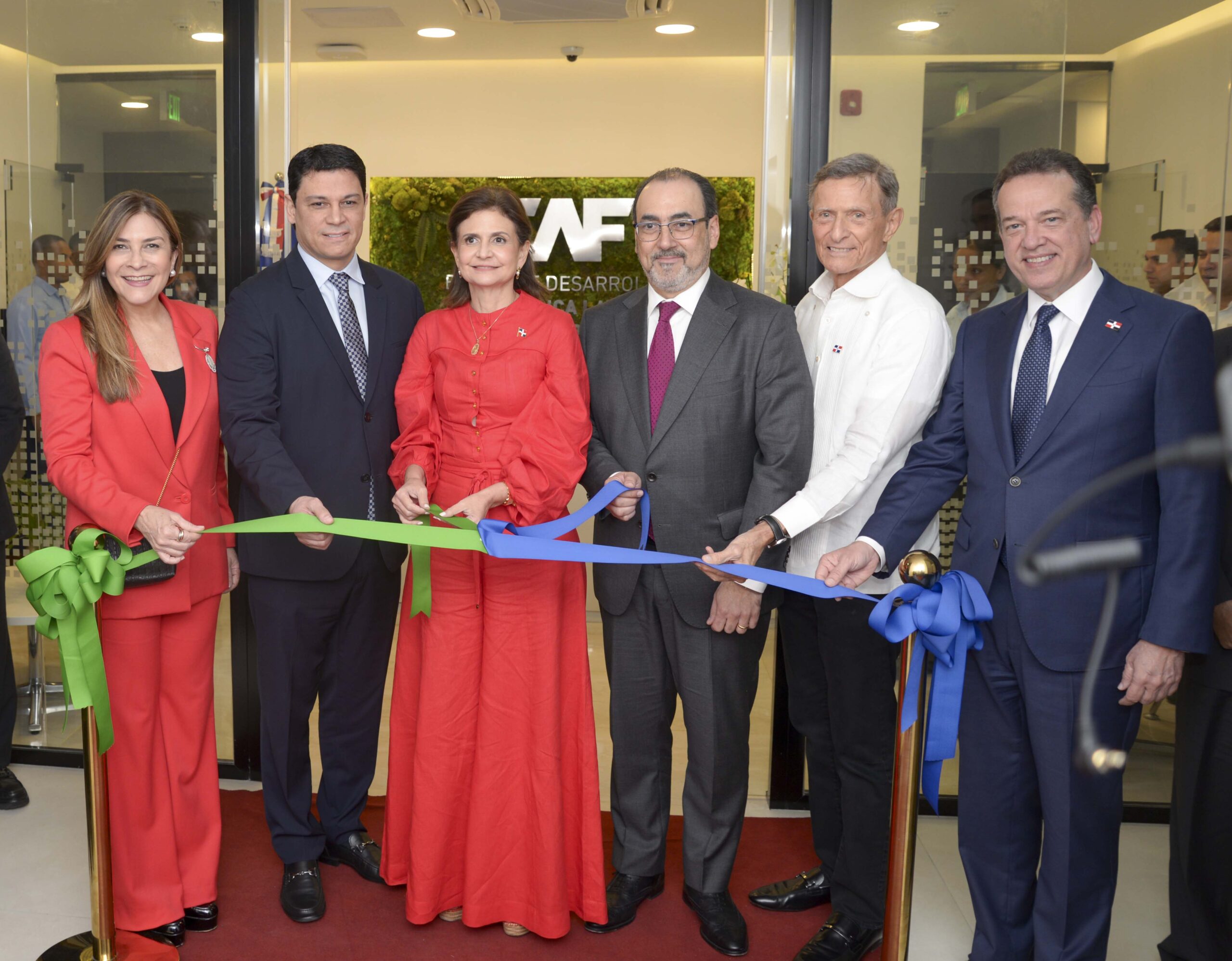 Carolina Mejía, Daniel Cabrales, Raquel Peña, Sergio Díaz Granados, presidente de CAF, Roberto Álvarez e Ito Bisonó