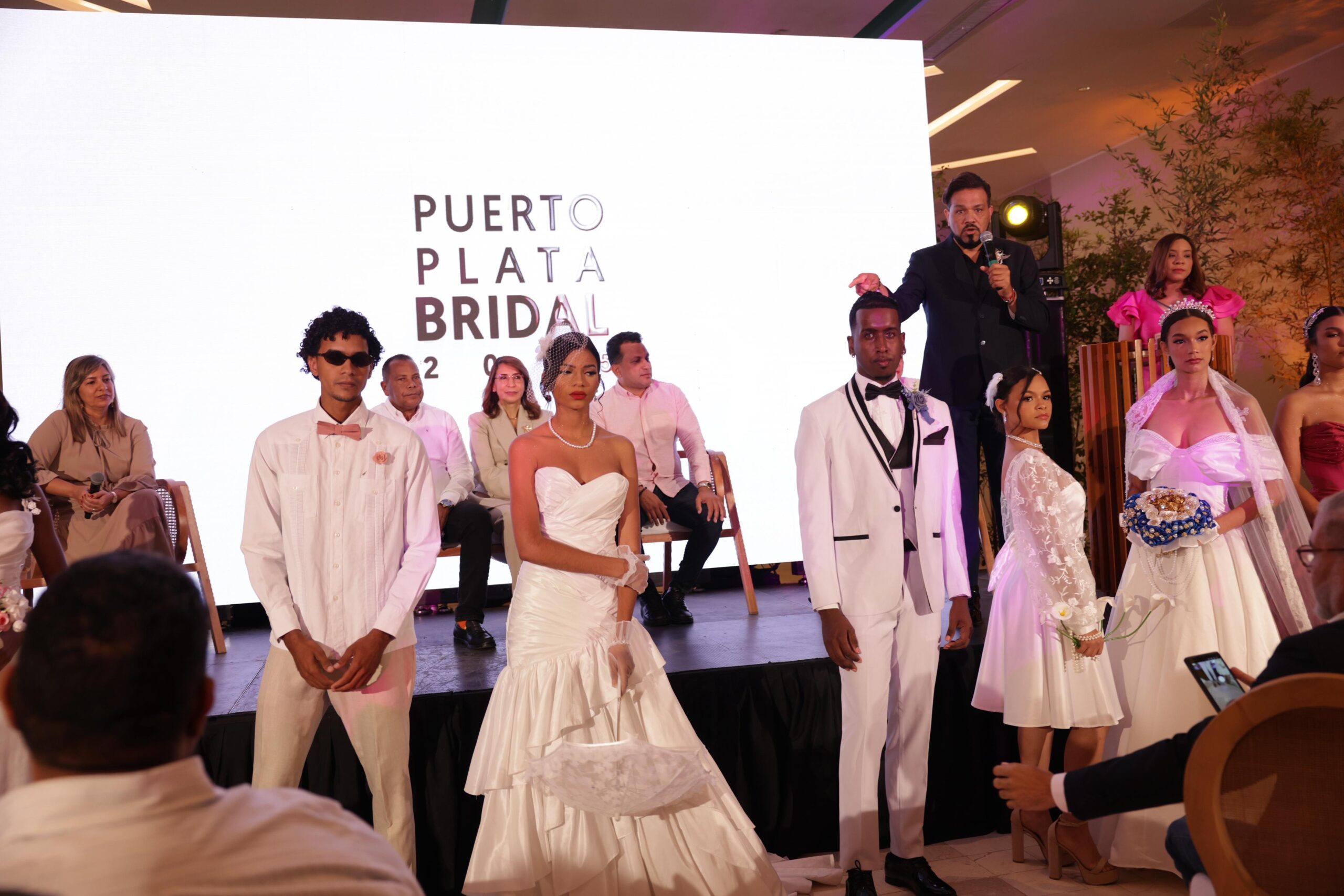 Desfile de trajes y complementos nupciales
