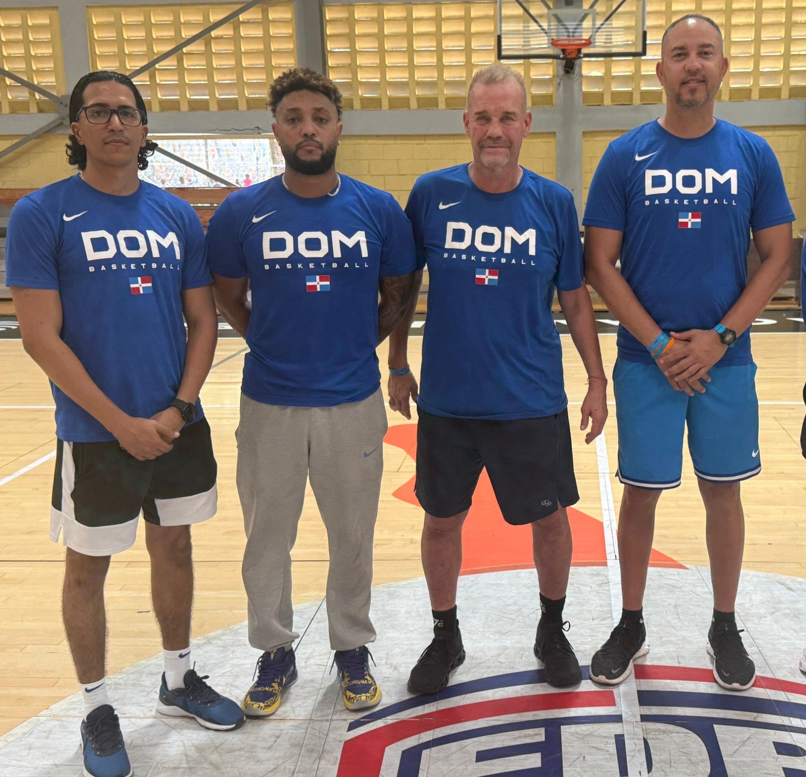 El coach Néstor -Ché- García, al centro, y su cuerpo técnico para la 1ra Ventana Copa Mundial 2027, Abraham Disla, Adenauer Díaz y David Díaz.