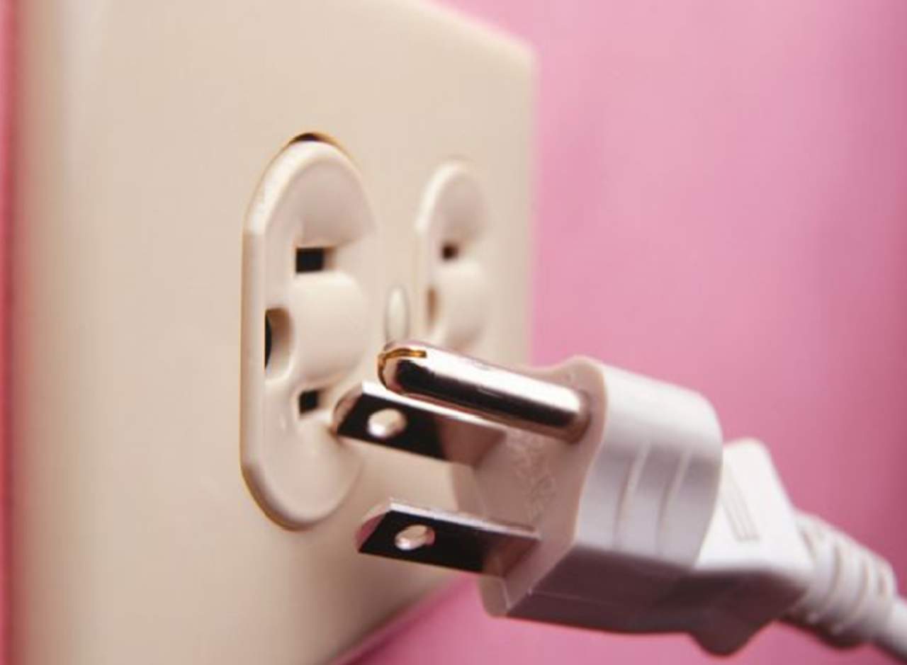 No dejes conectados los electrodomésticos, consumen energía, aunque estén apagados