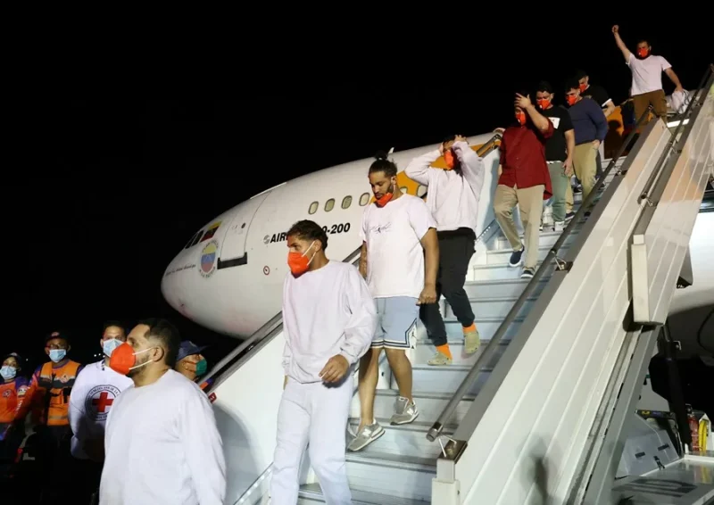 Aterriza en Venezuela un avión estadounidense con migrantes en medio de crisis de vuelos