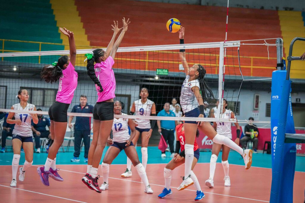 Acción de las dominicanas ante Surinam donde lograron su segunda victoria en el NORCECA Sub-17
