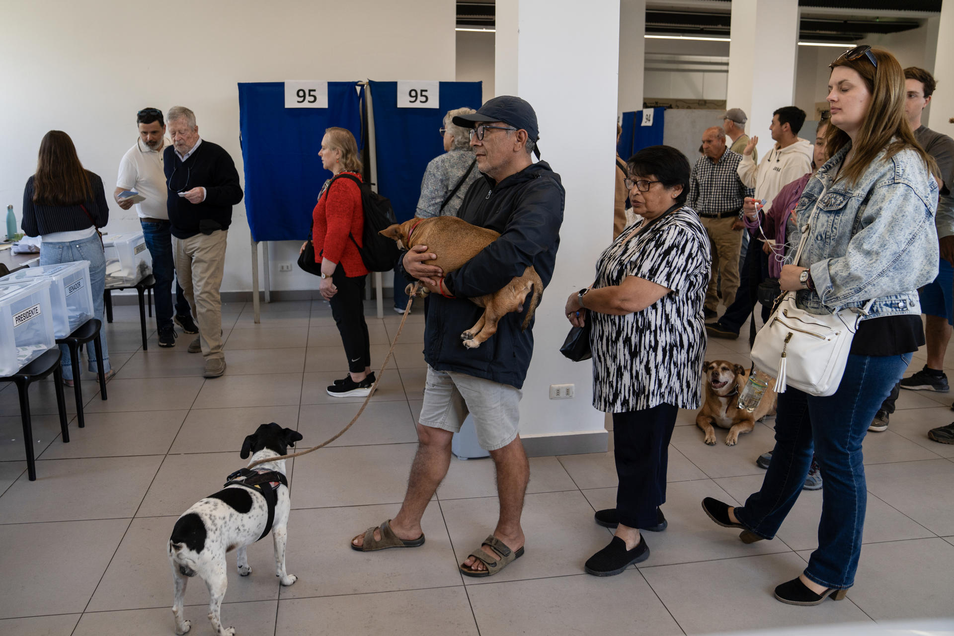 Alta participación, aglomeraciones y ausencia de incidentes en jornada electoral en Chile