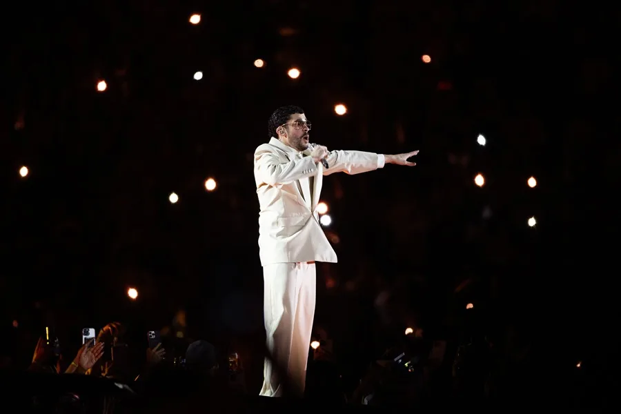 Bad Bunny durante un concierto.