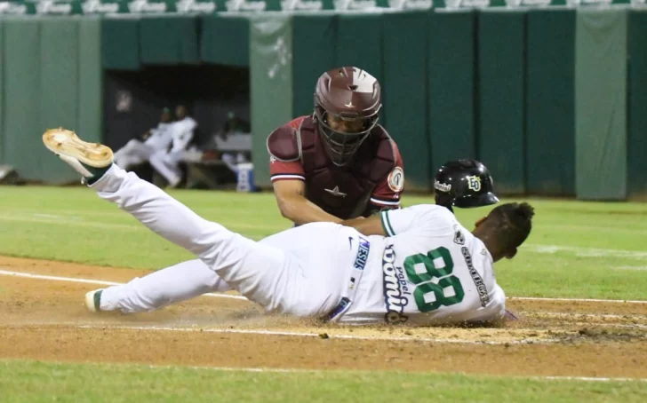 Ernesto Martínez de Estrellas anota tras elevado de sacrificio de Vidal Brujan mientras Frank Rodríguez de Gigantes intenta hacerlo out.