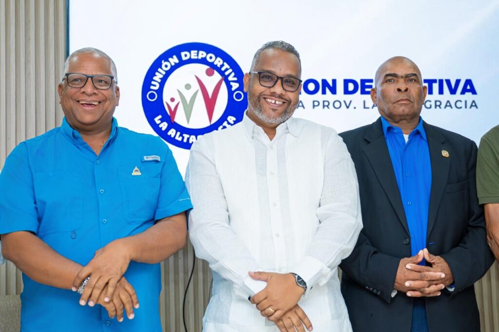 Snyder Zorrilla, presidente de la UDEPA, al centro, junto a Iván Güilamo y Ramón Terrero.